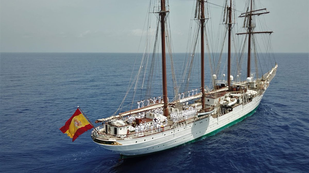 Armada_esp's tweet photo. El buque escuela #JuanSebastiándeElcano rinde homenaje a los caídos en la batalla naval de #SantiagodeCuba de 1898 durante su tránsito por aguas de #Cuba

#BuenasNoches🇪🇸 https://t.co/YnrQ3yufoT