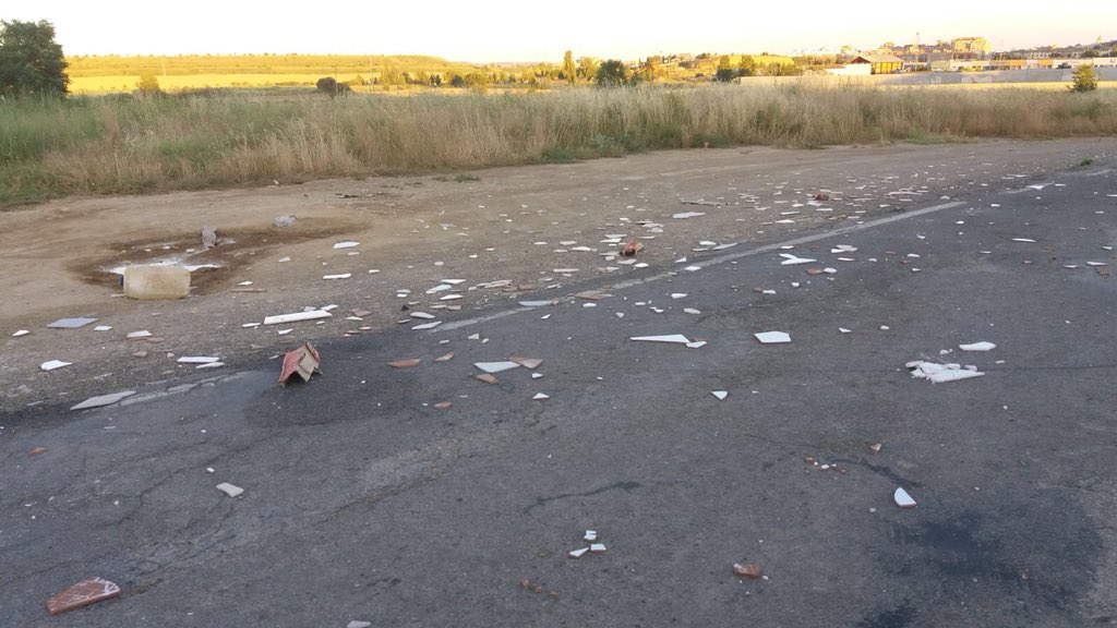 SOShu324's tweet photo. Pasan decenas de camiones cada día, a la planta de gestión de residuos y otros trabajos. Los #baches y #socavones de la #carretera producen estos #incidentes. Gracias a los vecinos y a la @policialocalhuesca por solucionarlo. 🙏@GobAragon por #SeguridadVial https://t.co/hBgWMdOamQ