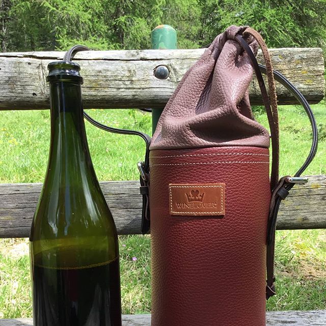 WineloverInfo's tweet photo. When you go for a hike carry your favorite wine in our Winelover bag 🍷🌲🚵‍♂️🍷
.
.
.
#winecoolerlover #winelover #winegirl #wineman #wine #vino #portabottiglie #portabottiglievino #accessorivino #wineaccessories #whitewine #redwine #trueleather #wi… https://t.co/Qk7tKOCZPm https://t.co/egs8CBhjuO
