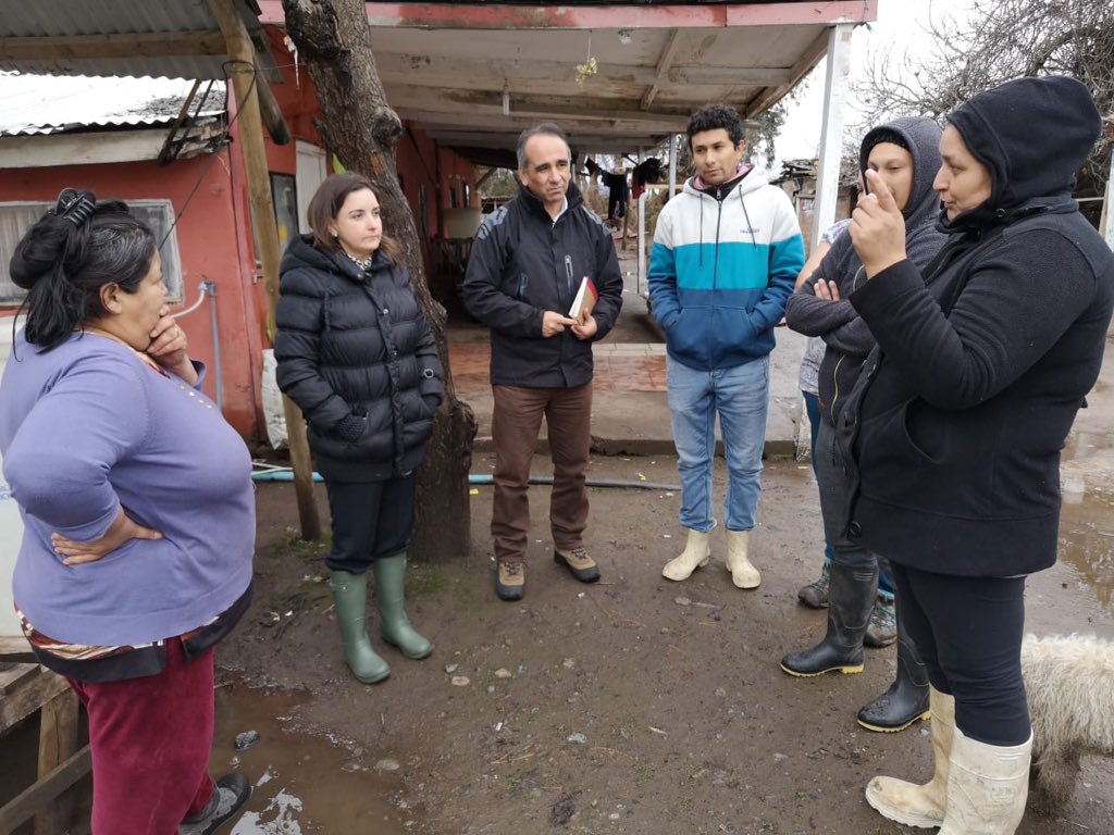 Gobernadora Macarena Pons en terreno verificando anegamiento de calles en Población Guayacán, sector Las Gredas de Rauco. <a href="/macarenaponsp/">Macarena Pons</a> <a href="/Raucoavanza/">Municipalidad Rauco</a>