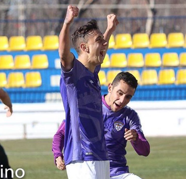 El niño que entró un día por el Pedro Escartín se va, pero ya hecho un hombre. Más de 50 partidos en Tercera División y el orgullo de haber llevado el brazalete del equipo de su corazón. Sólo podemos desearte lo mejor en tu nueva etapa en el <a href="/CPVillarrobledo/">Don Octavio CP Villarrobledo 🐺❤️💙</a>
¡SUERTE <a href="/OscarCabo7/">Cabinho⚽</a>!