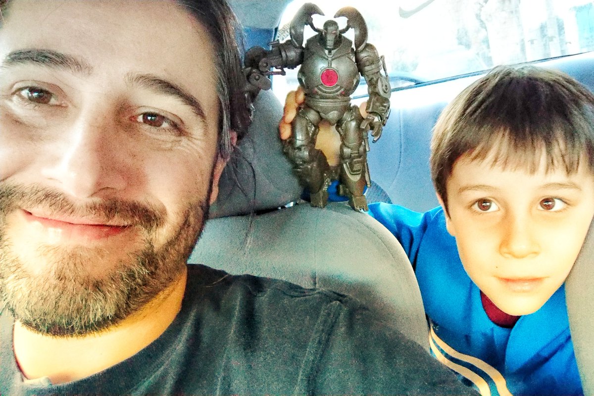 Esperando en el 🚘 para entrar a natación 🏊