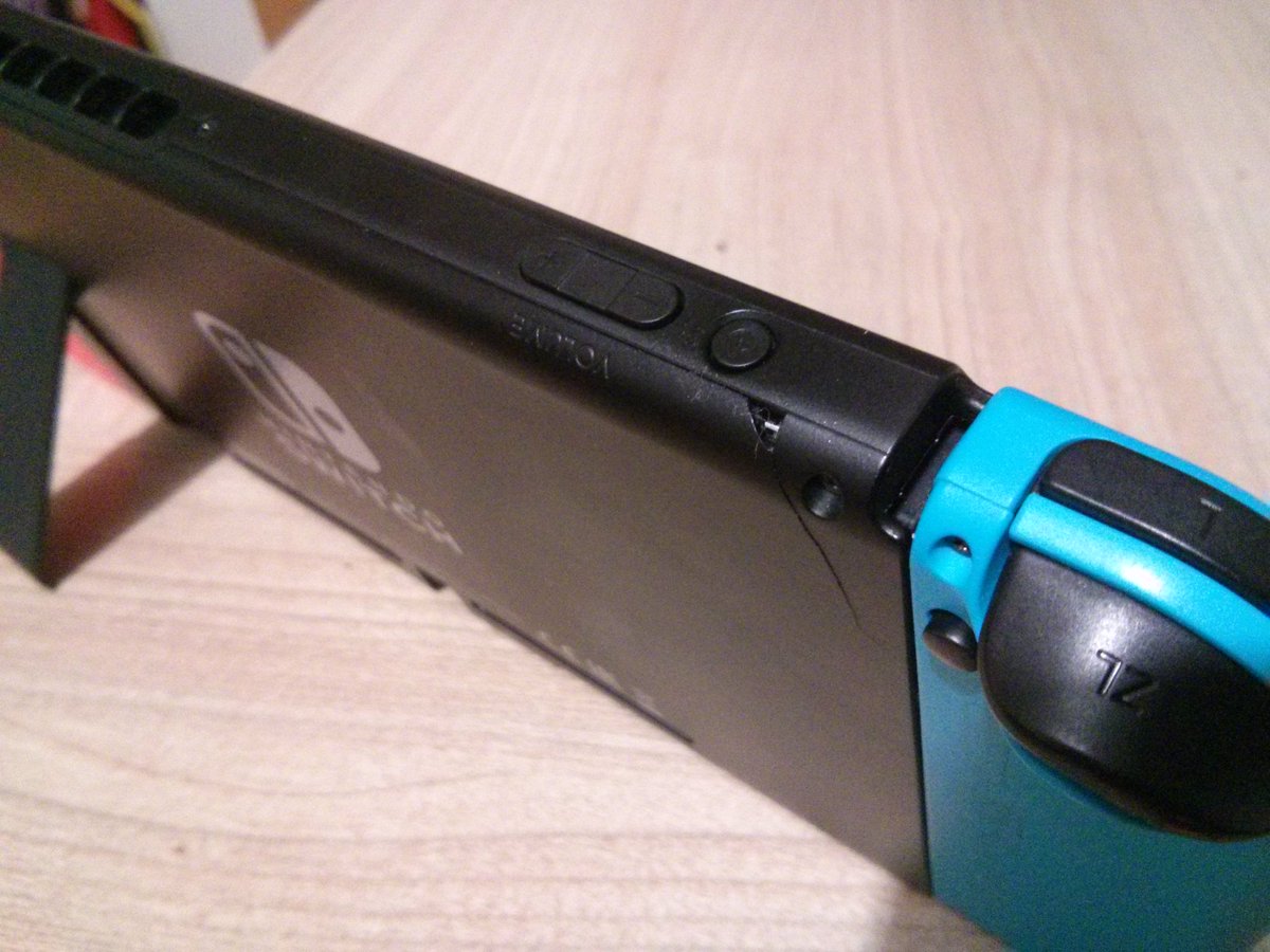 Владельцы Nintendo Switch пожаловались на появление трещин на корпусе консоли