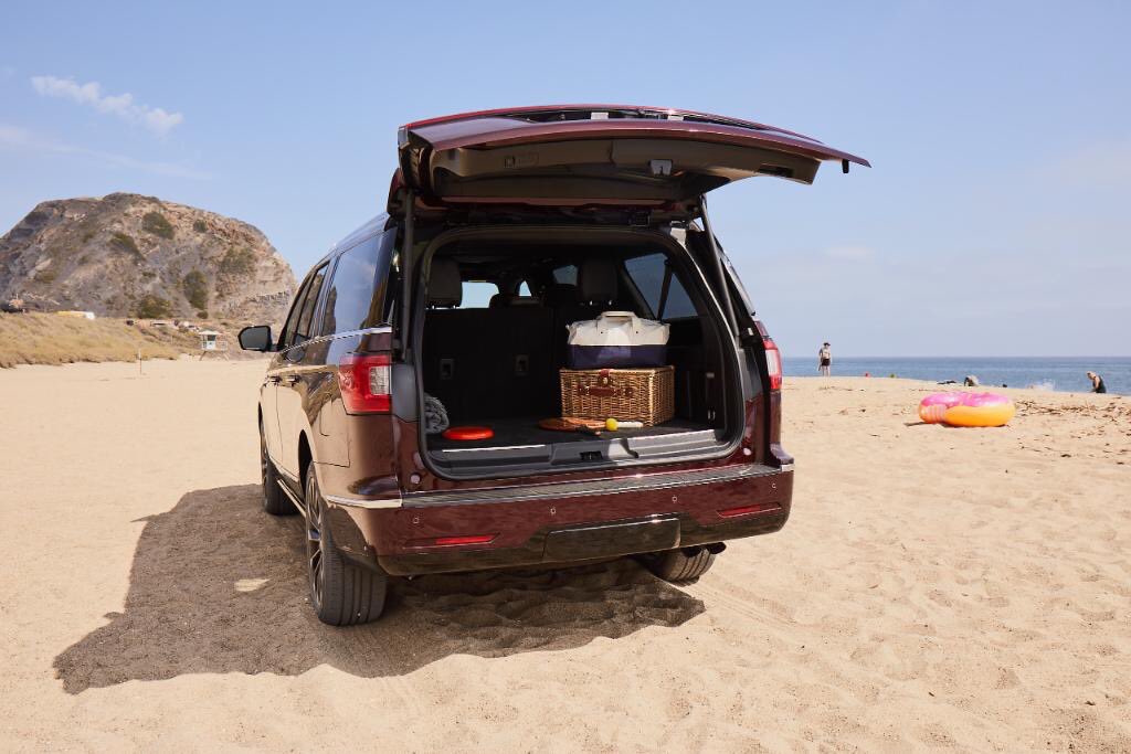 It’s a scorcher today. ☀️ The 2018 #Navigator has plenty of room to help you cool off at the beach. 🏖 #GalpinLincoln