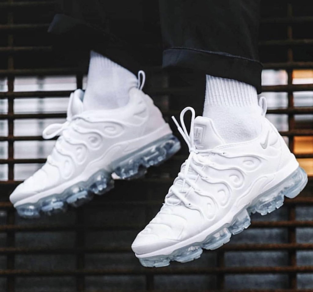 vapormax plus triple white