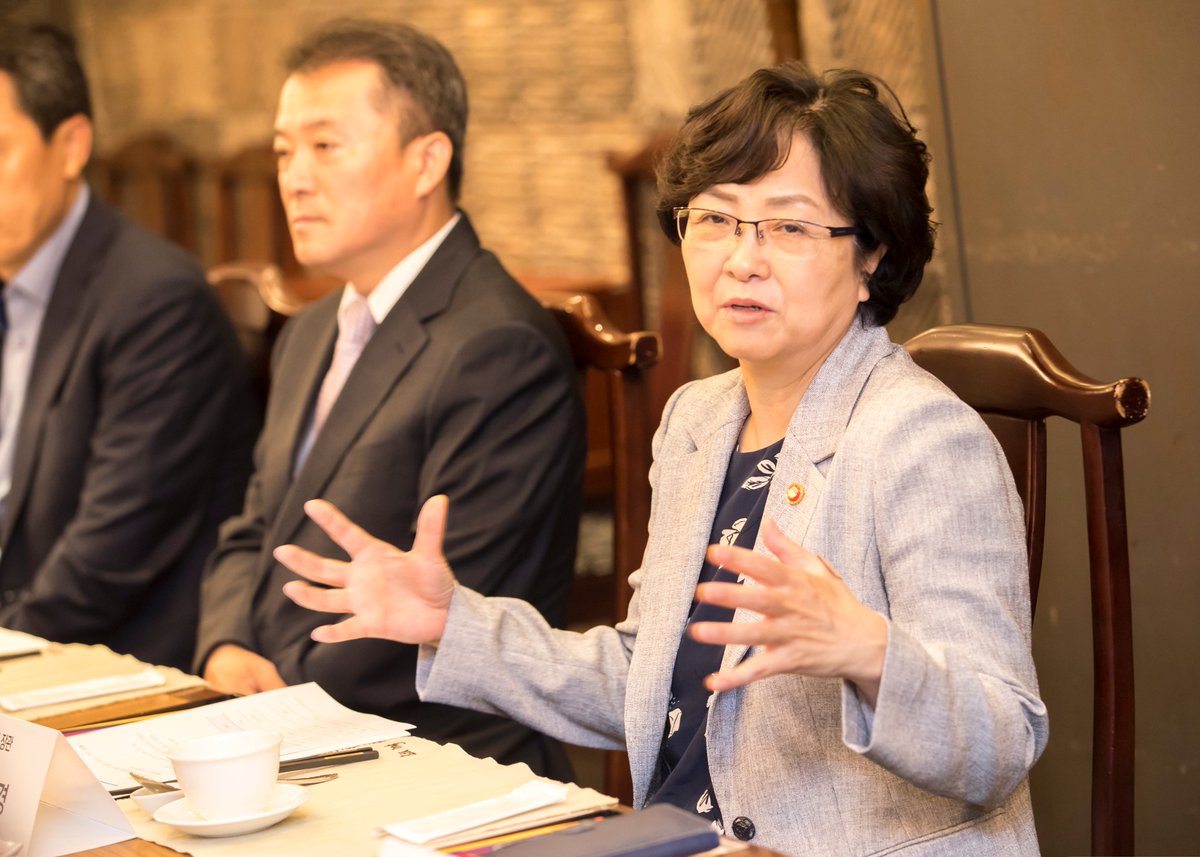 미세먼지, 화학물질, 자원순환, 물관리...
환경정책 전문가와 함께 지난 1년 새정부 출범 이후 환경부 정책을 하나 하나 짚어봅니다. 여전히 가야할 길은 멀지만 그래도 올바른 방향으로 가고 있다는 확신은 있습니다. 뚜벅뚜벅 국민과 함께 가겠습니다.