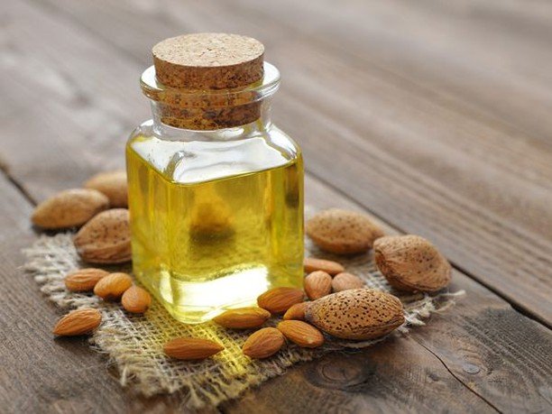 TwistedSista_UT's tweet image. 💚 A L M O N D  O I L — Almond Oil  contains all kinds of vital  nutrients and minerals, such as vitamin E that is ideal for keeping healthy hair, therefore promoting growth and minimizing split ends to control frizzies. /  twistedsista.com
#ingredients  #Type3curls