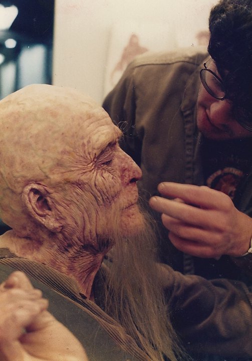 Makeup FX legend @SteveJohnsonFX1 making up the great #JamesHong as old Lo Pan for #BigTroubleInLittleChina. Great actor, great makeup, great film.

@TheHorrorMaster #JohnCarpenter #SteveJohnson #BossFilmGroup #RichardEdlund