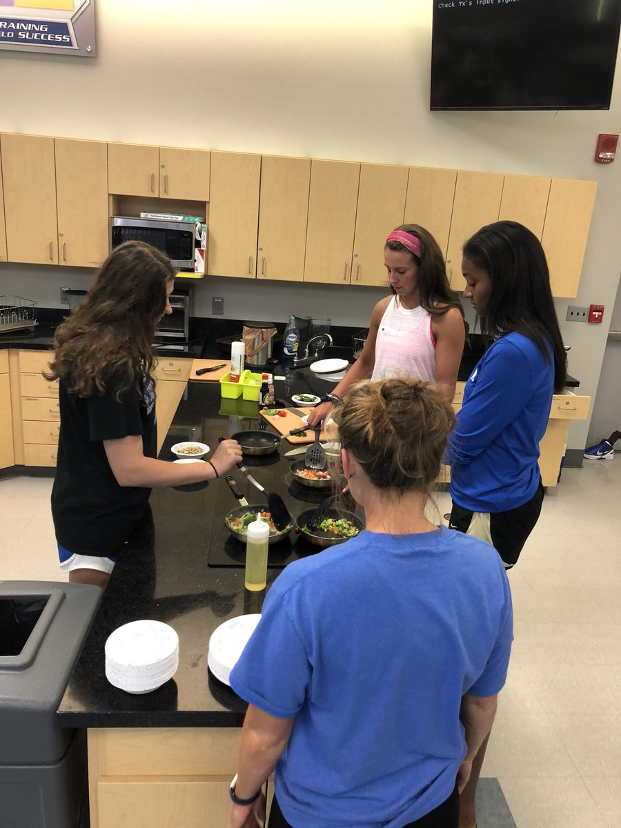 FuelingTheCats's tweet image. For My New KY Home tonight we cooked grain bowls. A great quick any night 1 pan meal @UKSwimDive @UKWomensTennis @KentuckyVB @KentuckyWBB #1UK #MNKH
