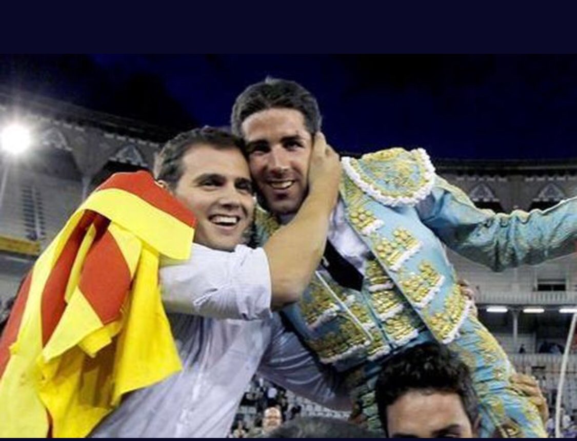 @Alber_Rivera te lo dije un día: para crecer y ser un partido líder se necesitan ideas claras. Sí o no. Abstenerse es de ser un partido mediocre y hoy lo estás representando. Gracias a la imagen que quedó reflejada en esta foto, tu partido creció y tú a la par. Nos debes mucho.