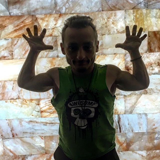 drvarick's tweet photo. Salt therapy 101 @strictlysaltmet

Thanks for the VIP treatment; I felt like I was at the oceans of tibet &amp; it doubles as shadowbox 🎭👨🏼‍🎨. This is nothing close to the table kind.  As a knower of chronic pains it's worth checking folks !
.
.
.
#nofil… https://t.co/l3yDrQiJVl https://t.co/xRRG3ZYU5x