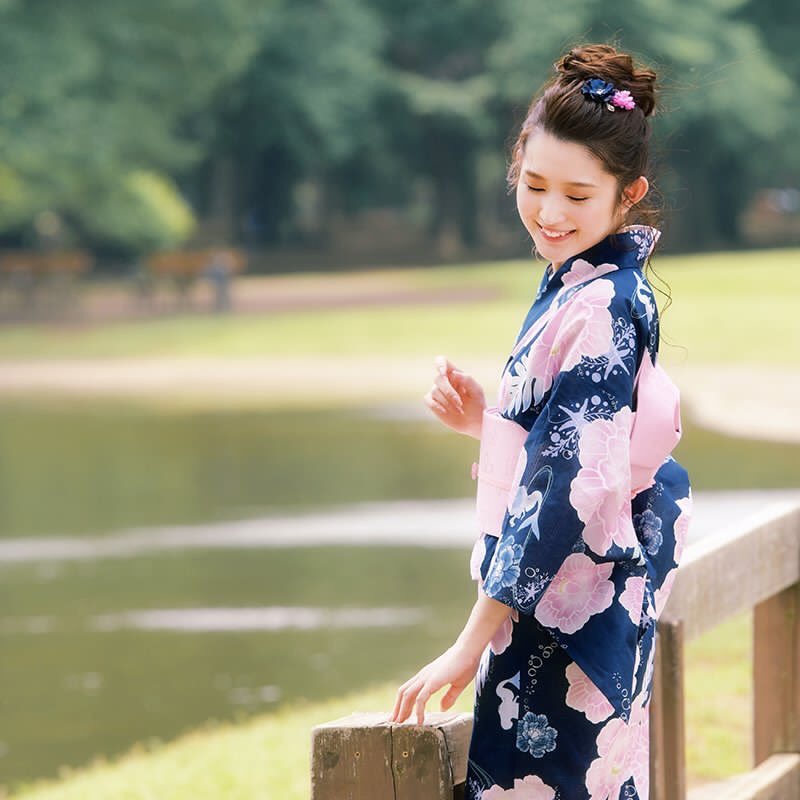 ショップディズニー ディズニーストア の浴衣 アリエルとラプンツェルのストーリーにあわせて伝統的な柄をアレンジ サクラピンクの結びの帯もセットで着付けも簡単 浴衣に合わせた小物も T Co Koex0vw6pt 浴衣ディズニー 浴衣 T