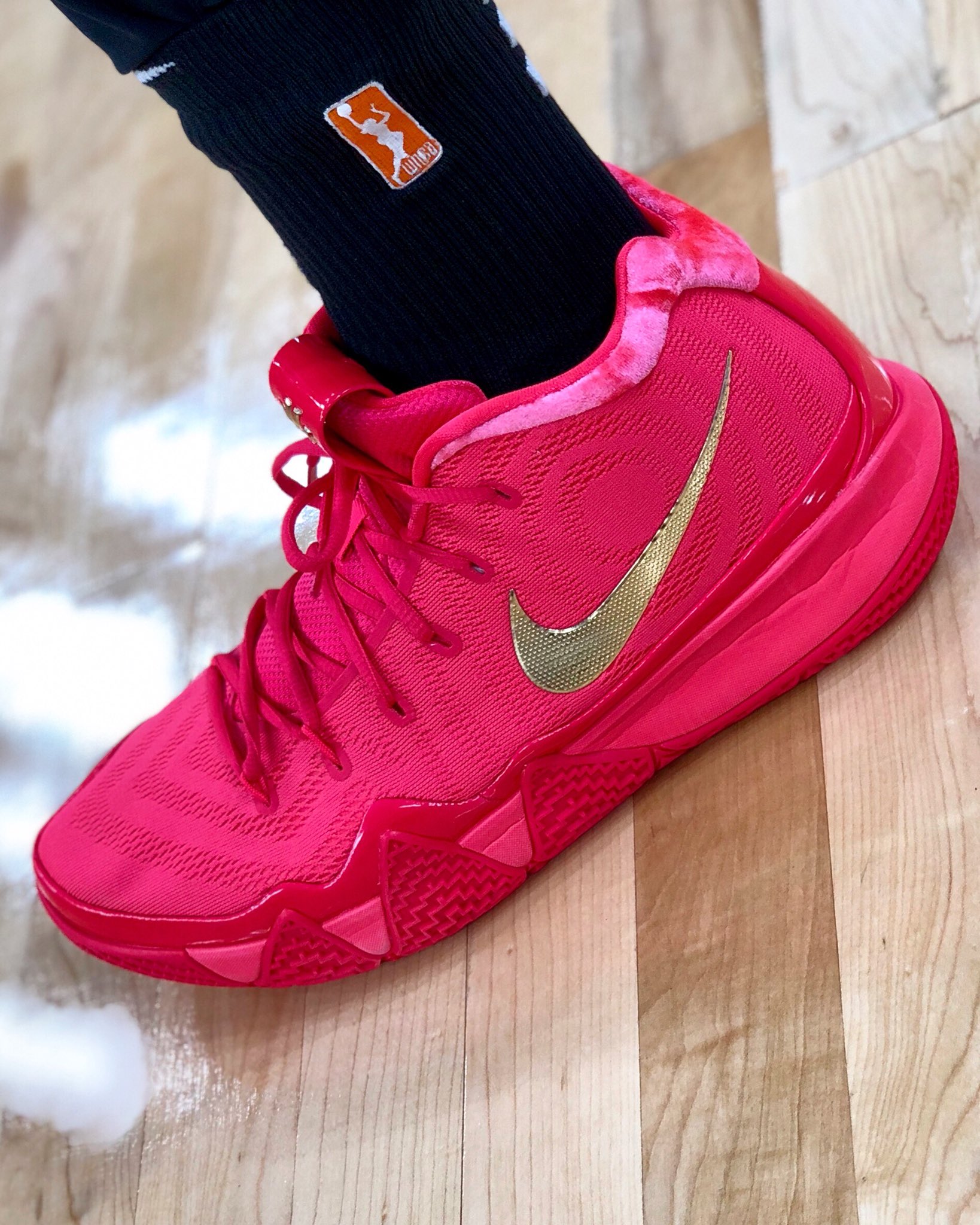 kyrie 4s pink