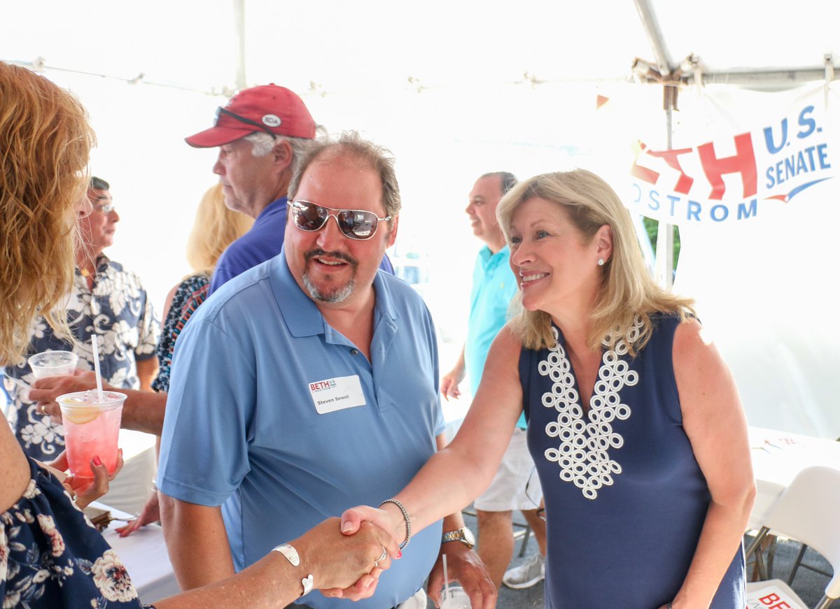 BethLindstrom's tweet image. Having a blast on the Cape with @AylaBrown and so many friends. What a wonderful time tonight at @TraderEds! #masen