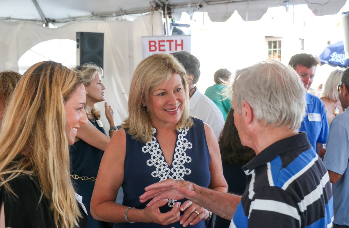 BethLindstrom's tweet image. Having a blast on the Cape with @AylaBrown and so many friends. What a wonderful time tonight at @TraderEds! #masen