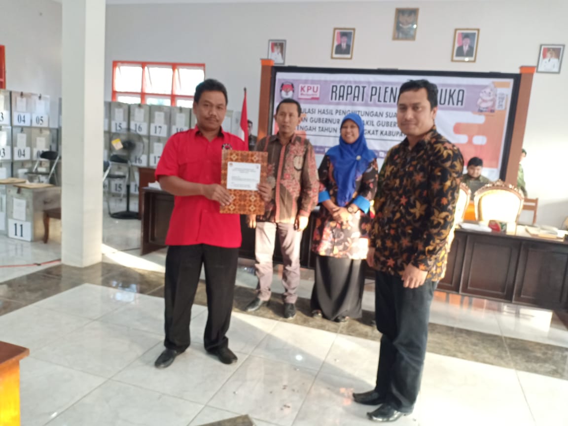 pdipkendal's tweet photo. Rekapitulasi hasil penghitungan suara Pilgub 2018 tingkat kabupaten Kendal:
#GanjarYasin : 298.480
#DirmanIda : 191.250
Jumlah suara sah: 489.730
Jumlah suara tidak sah: 29.300
*Jumlah seluruh suara sah dan tidak sah: 519.030* https://t.co/vIkZ2Vnc4u
