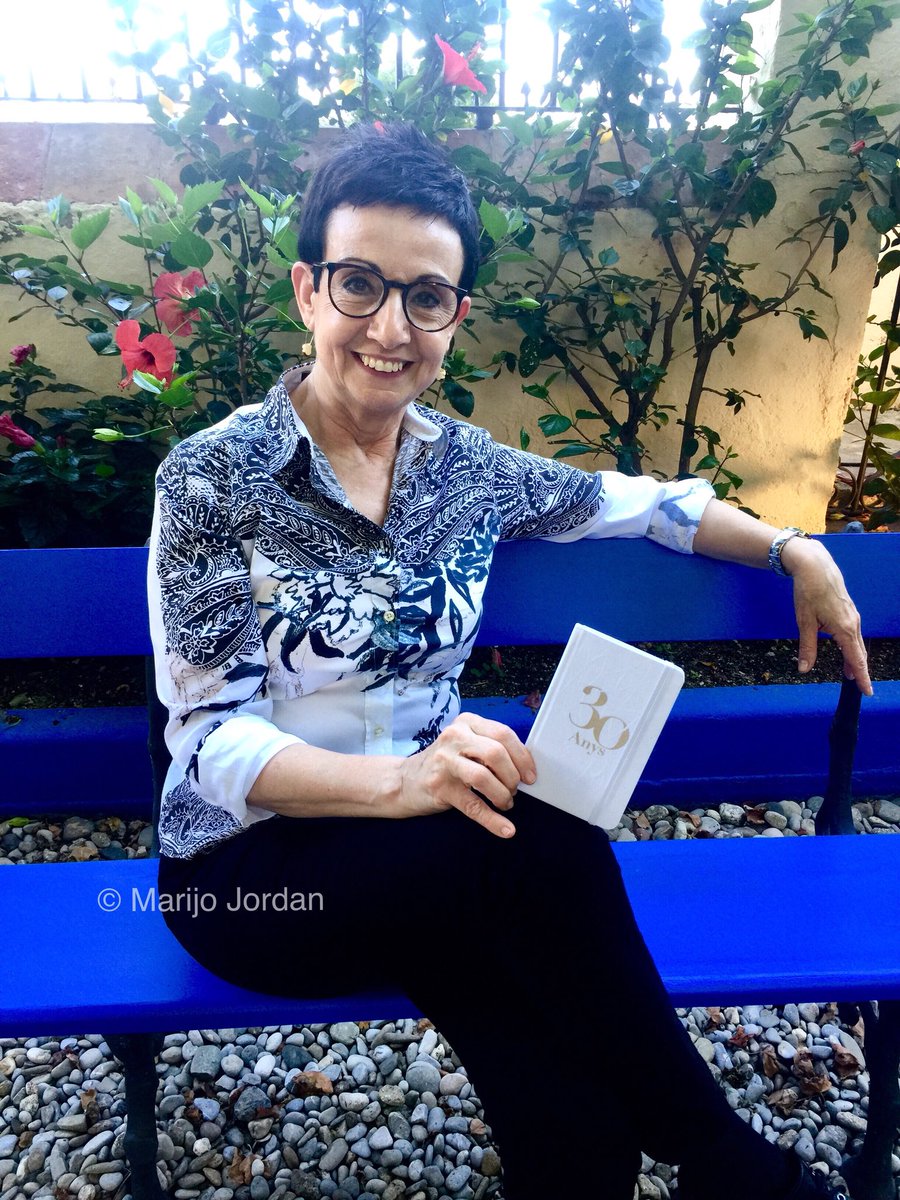 MarijoJordan's tweet image. #CarmeRuscalleda cierra el #SantPau: El 27 d’octubre servirá la última cena⌛️La chef seguirá en activo en su cuina-estudio⌛️La foto es de este verano, con el librito que repasa su historia y que acompaña su #menú 🔝retrospectivo de 30 años de trayectoria