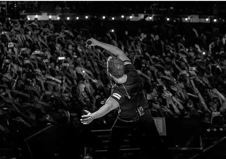 noayaro2012's tweet photo. Descripción gráfica del amor de una Familia por su ídolo.... SIN PALABRAS!!!!! Prometimos volver a vernos @pabloalboran 🙌🏼🙌🏼🤞🏻🤞🏻#familiaunida #tufamilia #mifamilia #tourprometo 😍 https://t.co/BSd2tA7HCD