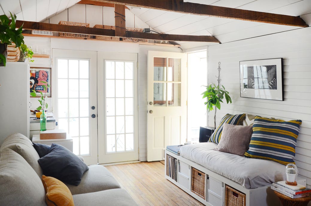 decoratingpages's tweet photo. This stylish 200-square-foot Bitty Berkeley Bungalow is shared by a couple and their three dogs!
https://t.co/SxOgFG6XqP
📷 by @apartmenttherapy
#tinyliving #goingtiny #smallspaces #smalllivingspaces #storageideas
#interiorlovers #topstylefiles #smallspacesquad #interiorboom https://t.co/wmm6L2ZG2k