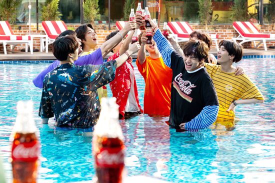 taehyungpic's tweet photo. [ CoCa Cola X @BTS_twt ] 🍻

#뷔 #태형 #방탄소년단 #taehyung #V https://t.co/89VnmK4zQS