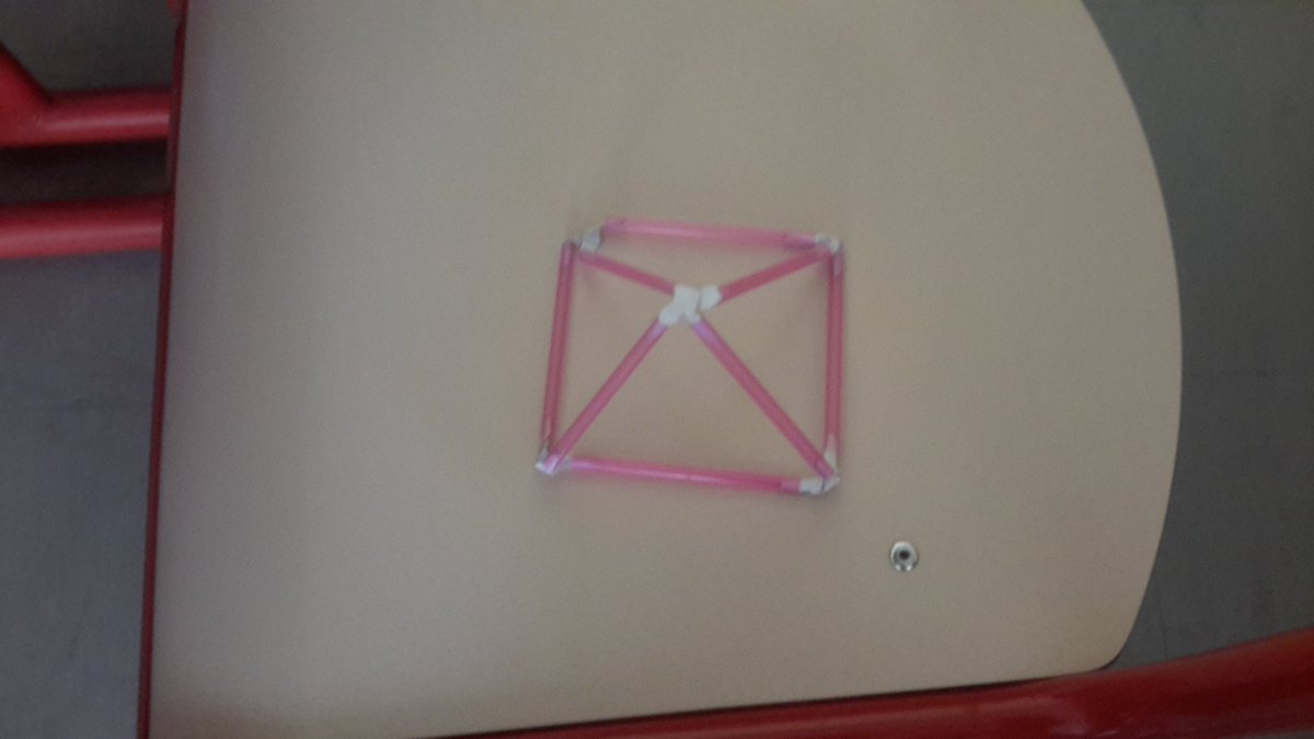 Pour faire cette pyramide, nous avons besoin : de huit pailles, de quatre attaches en papier à trois branches et une à quatre branches . Amina et Soha