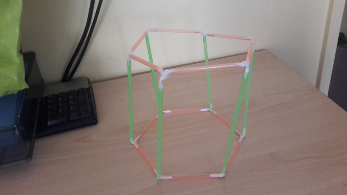 Voici un polyèdre, pour le faire il faut : douze petites pailles, six grandes pailles et il y a douze sommets à trois branches. Maël Shayan