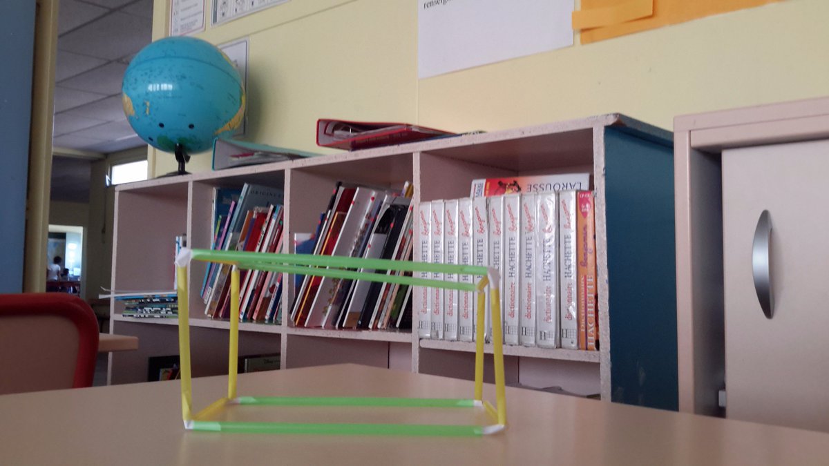 Pour  fabriquer un pavé droit en trois dimensions, nous avons utilisé quatre grandes pailles et huit petites pailles, et huit sommets à trois branches. Yacine Vincent