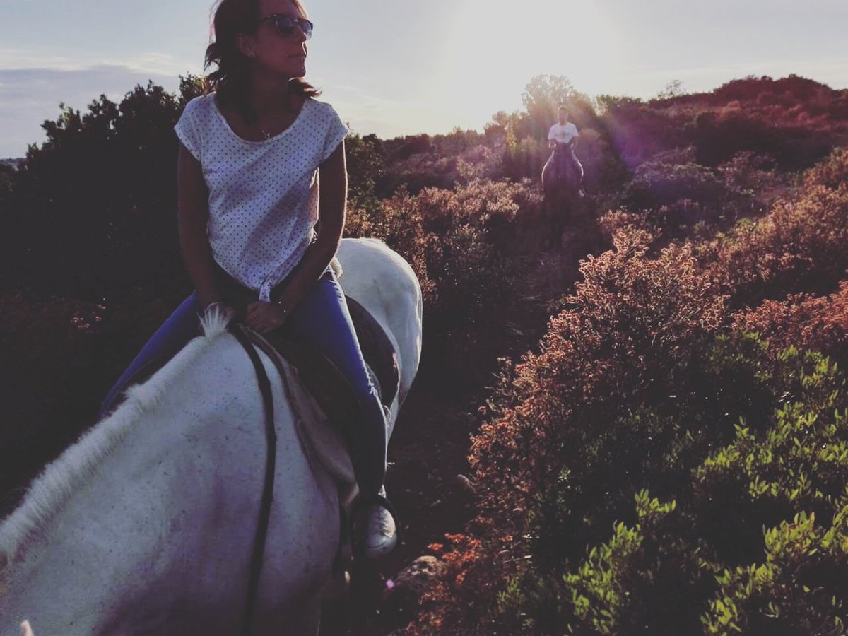 Scopri il meraviglioso paesaggio della #Valleditria in modo alternativo. Vivi l'esperienza di una passeggiata a cavallo tra sentieri e panorami mozzafiato.  🐎🐎 Prenota ora 👉goo.gl/D6wHaP
