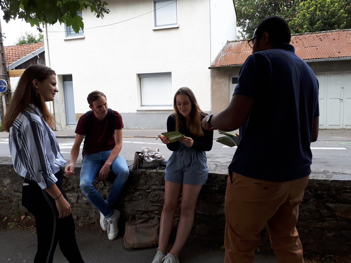 TanguyNantes's tweet photo. Ce matin les résultats du #bac2018 ! 🏆 #CICOUEST accompagne tous les bacheliers dans leurs projets 👍 échangez avec nous ce matin nous sommes devant les lycées pour présenter notre offre #MentionBac !! Ou venez nous voir 🏃‍♀️🏃‍♂️🎁🎁 https://t.co/wFKKyp1ZJq