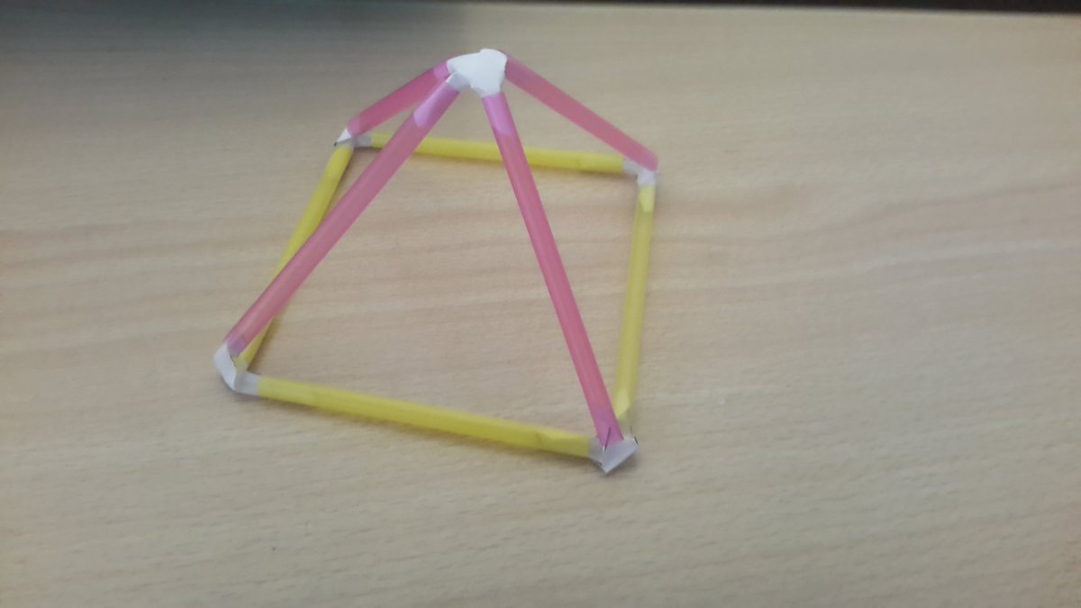 Pour faire une petite pyramide, il faut : 8 pailles , 4 sommets à 3 branches,1 sommet à 4 branches. Dana  Marc-Aurel