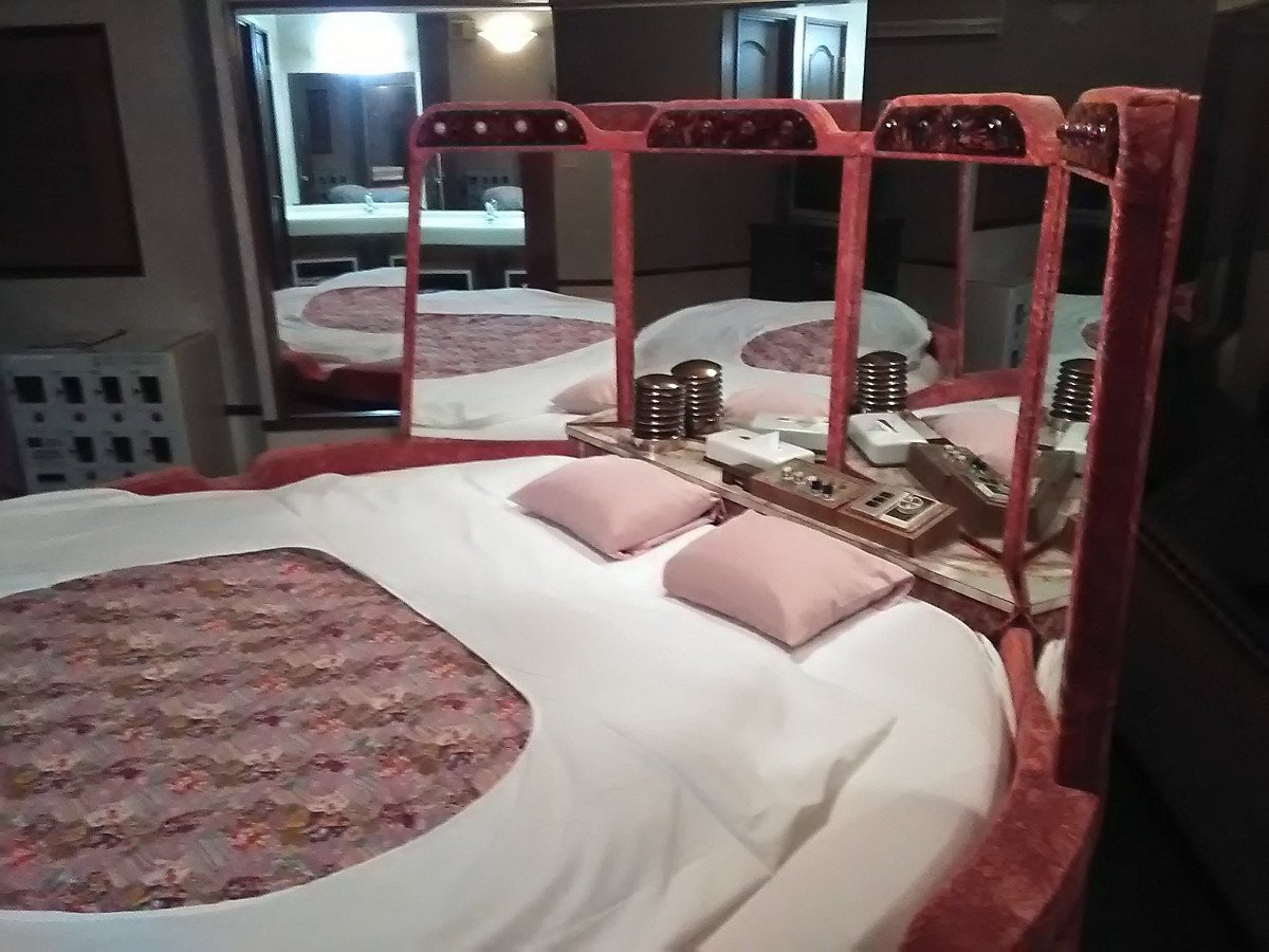 Twitter 上的 百々爺 ホテルシーニュ しらとり の回転ベッド 別方向から 操作パネルの写真撮ってないけど みんな大好きビケンのベッドでした T Co Xdlfjy8711 Twitter