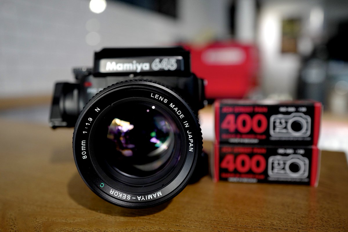 Time to try a new format !
Street photography on a Mamiya 645 and the monster 80mm F/1.9, which works out to F/1.2 in 35mm depth of field !!!

<a href="/Jpncamerahunter/">JapanCameraHunter</a> #streetphotography #mediumformat