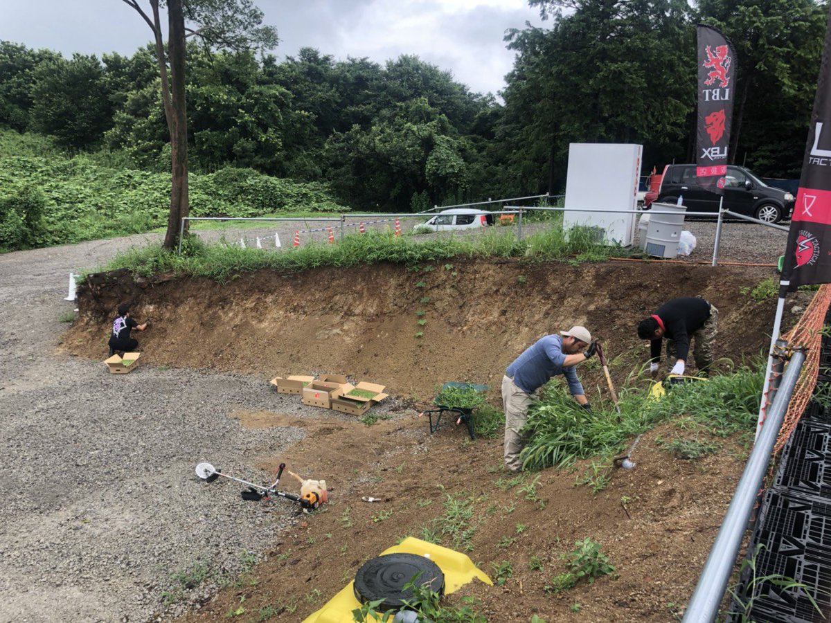 埼玉サバっちゃ 公式 今日は雨の中 スタッフ総出でフィールドメンテナンス 駐車場の草むしりをしてグランドカバーの苗植え 入口ゲート付近やセーフティーの草刈り フィールドの地雷 竹の根 除去 お客様を迎え入れる為の見えないサービスや