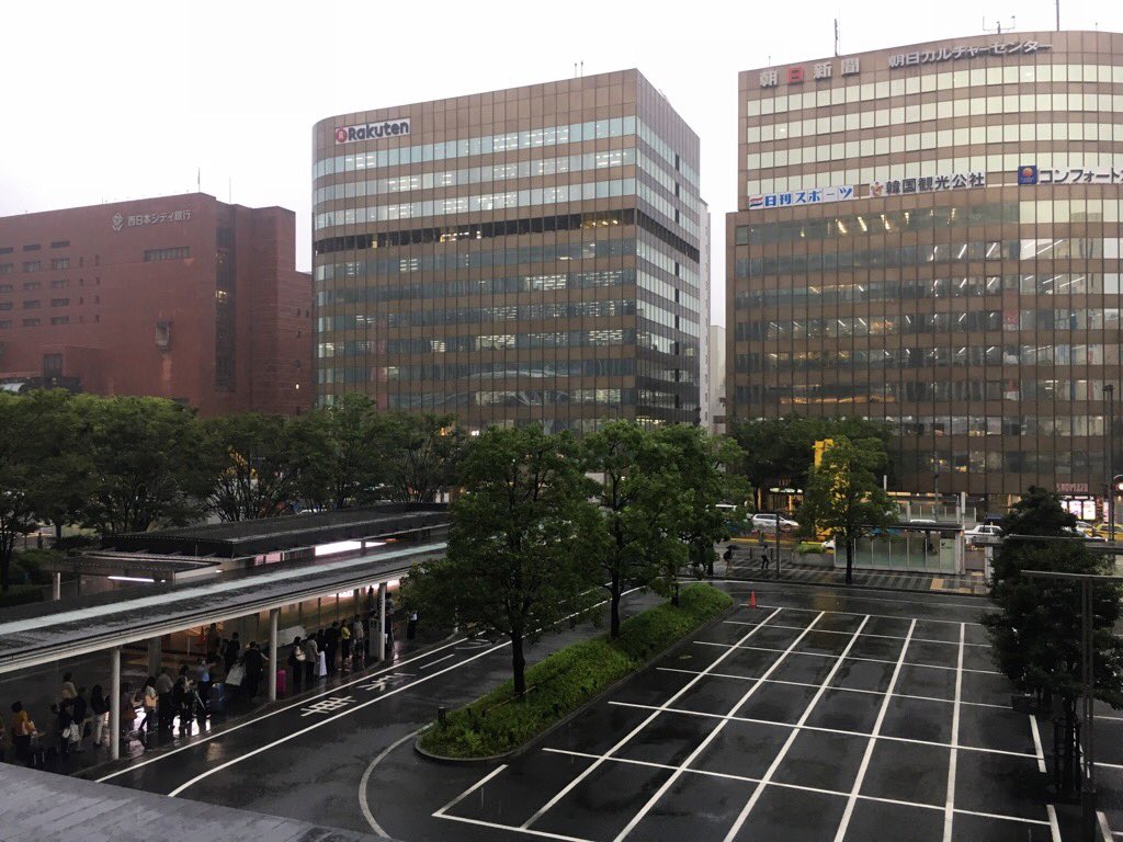 Furaha 博多駅博多口のタクシー乗り場は長蛇の列 タクシープールには1台もいません 傘があるなら 道路に出てつかまえた方が早いです 博多駅