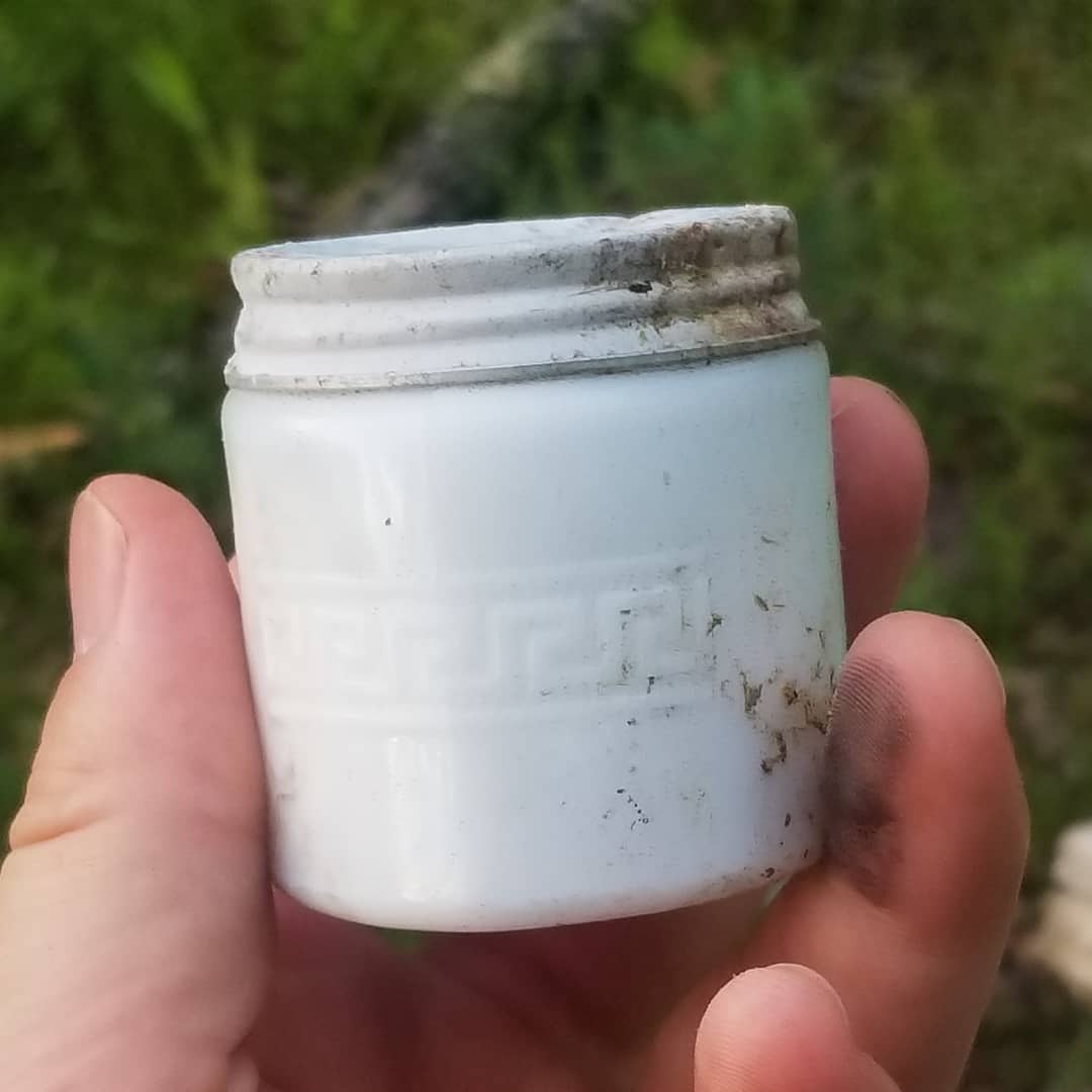 FINDER_BINDERS's tweet photo. #FINDERBINDERS #MilkGlass #vintage  #Woodbury #beautycreme #NewYork #JohnWoodbury #coldcream #facialcream #company #history #environment 
#happyhunting #oldjar #bottlehunting #RelicHunting #rescuehistory #digging #USA #trashbuttreasure #oldglass #oldbeautyproducts #oldmakeup ☆♡ https://t.co/OSmZlEMVYl