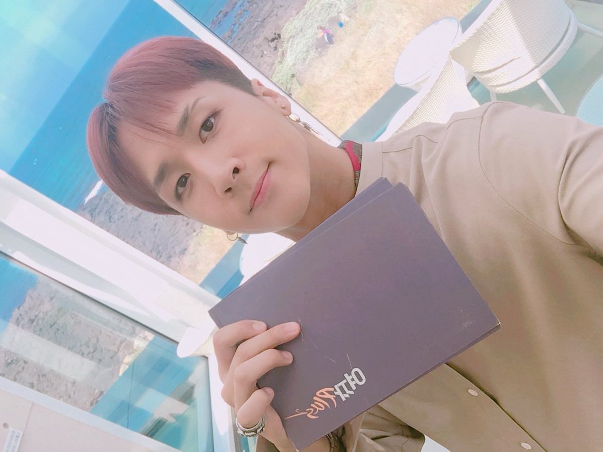 ALLFORVIXX's tweet photo. [TWITTER]

Atualização do twitter de Real VIXX no dia 05.07.18

@RealVIXX: Eu sou o Rovix. Se você quer ver o Agente #Ravi no especial Jeju do #WomanPlus2, fique de olho no SBS Plus às 10am! Também será transmitido no KakaoTV!

trad ing.: translatedvixx
trad pt.: leatherplaid https://t.co/1AoIFsH45W