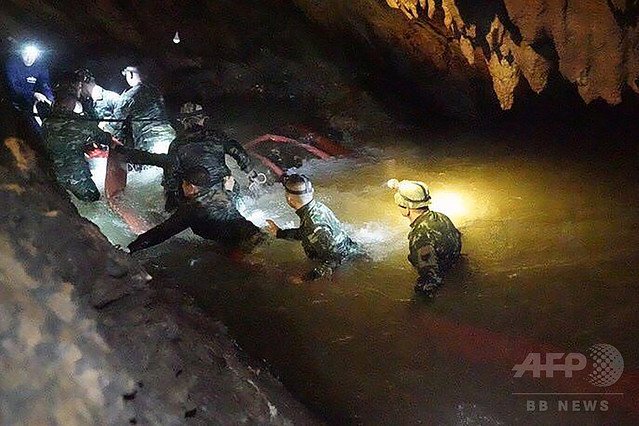 タイの洞窟で救出活動中のダイバーが酸素不足で死亡 Twitter