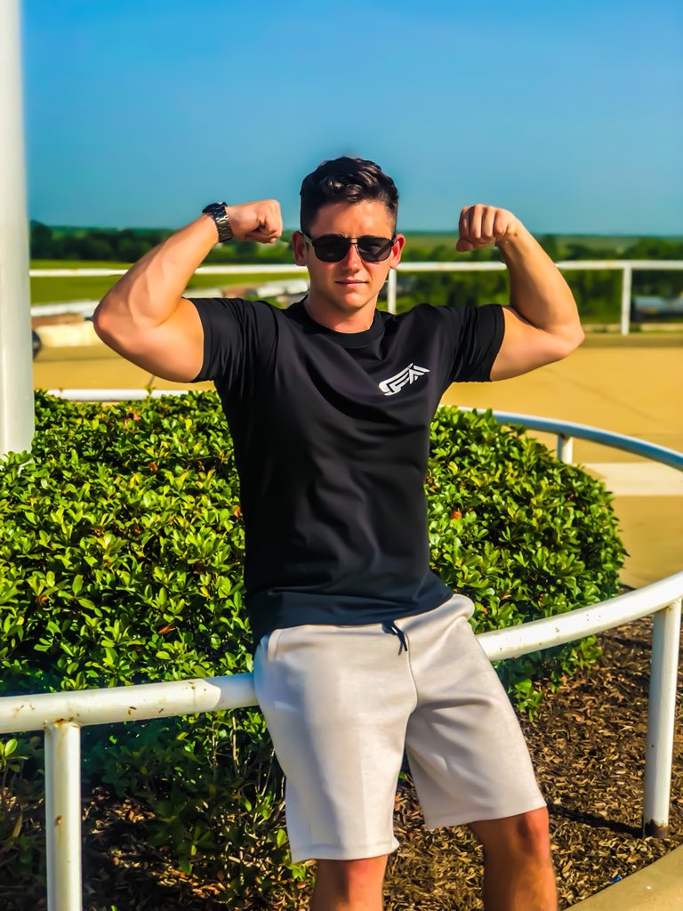 SimplyMotive's tweet photo. Aspire to work hard every day, only then will results come your way #GetInspired #motivational #ThursdayThoughts #gym #workoutmotivation #SimplyMotivational #WelcometoSM https://t.co/Ptks0zjR4F