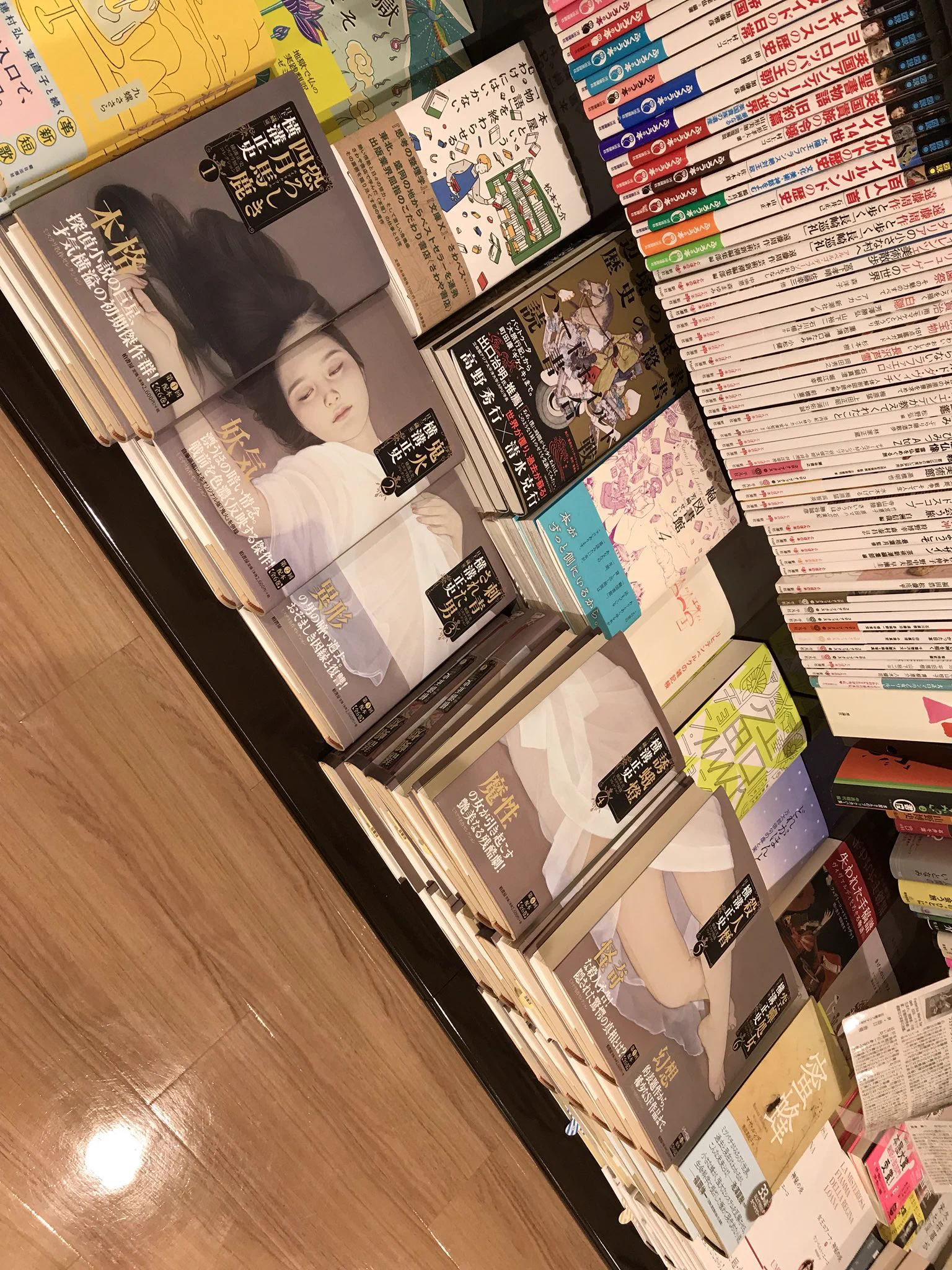 本のデザインがステキすぎる！ミステリー小説らしい表紙に感動！