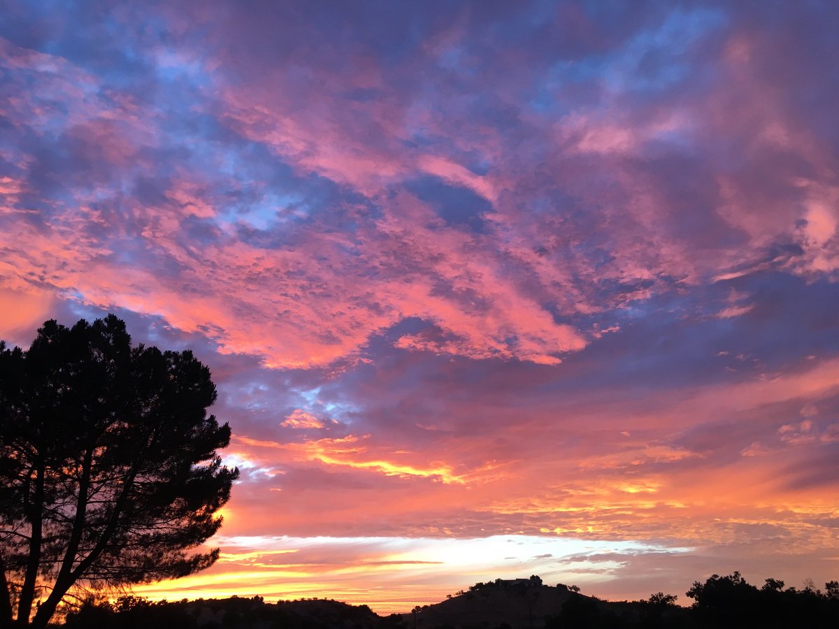 cripplerranch's tweet photo. #beonKSBY beautiful west Paso sunset!!! https://t.co/lu8dTyBu02
