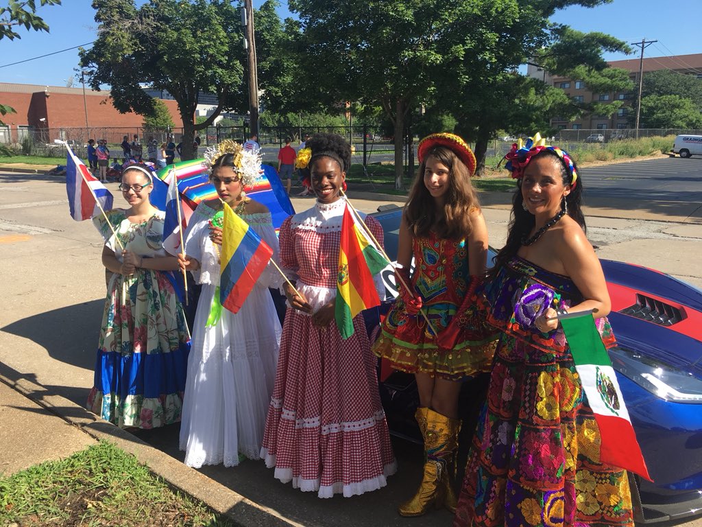BenderElisa's tweet photo. It was hot but Isabelle was in the #VPparade downtown representing #Bolivia! #boliviana #stl #FZiAm #somosstl #morenada #hispanicfestivalstl https://t.co/qWO4yTsZci
