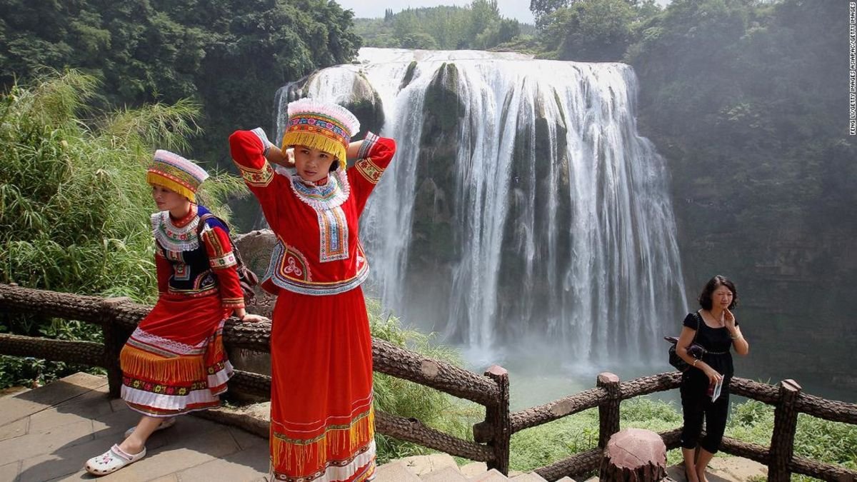 Китайская девушка у водопада