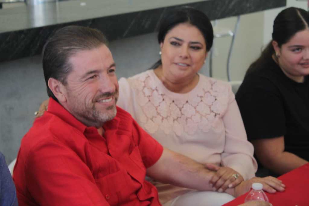 infonogalescom's tweet photo. Pide @JORGEFREIG a los nogalenses, apoyar todos al recién alcalde electo de #Nogales @Pujolirastorza https://t.co/reG8sInHjg https://t.co/yqq36ItuXs