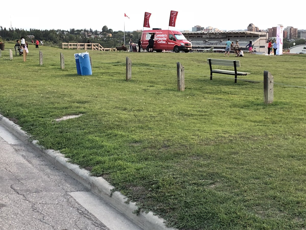 And the problems on Scotsman’s Hill continue. <a href="/nenshi/">Naheed Nenshi</a> how could the City possibly approve <a href="/TimHortons/">Tim Hortons</a> food truck on the crest of this hill? #yyc #notimpressed #really