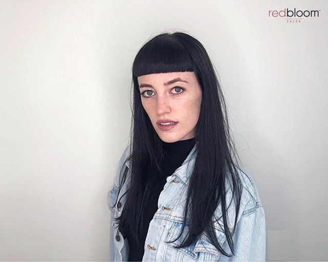 redbloomsalon's tweet photo. Precise, blunt fringe to showcase and sharpen all the beautiful angles of Kessi’s face! 😍✂️ Hair by master stylist Annah @thestylistannah at our EV location. .
.
.
.
.
#annahredbloom #fringe #precisioncut #bangs #shortbangs #cutebangs #thatfringetho … https://t.co/JDJtP75ncq https://t.co/S7dGKhGdJ1