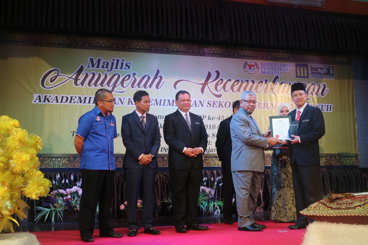 hksbp45's tweet photo. Majlis Anugerah Cemerlang 2
Tahniah kepada Penerima Anugerah https://t.co/QAjsFtnArM