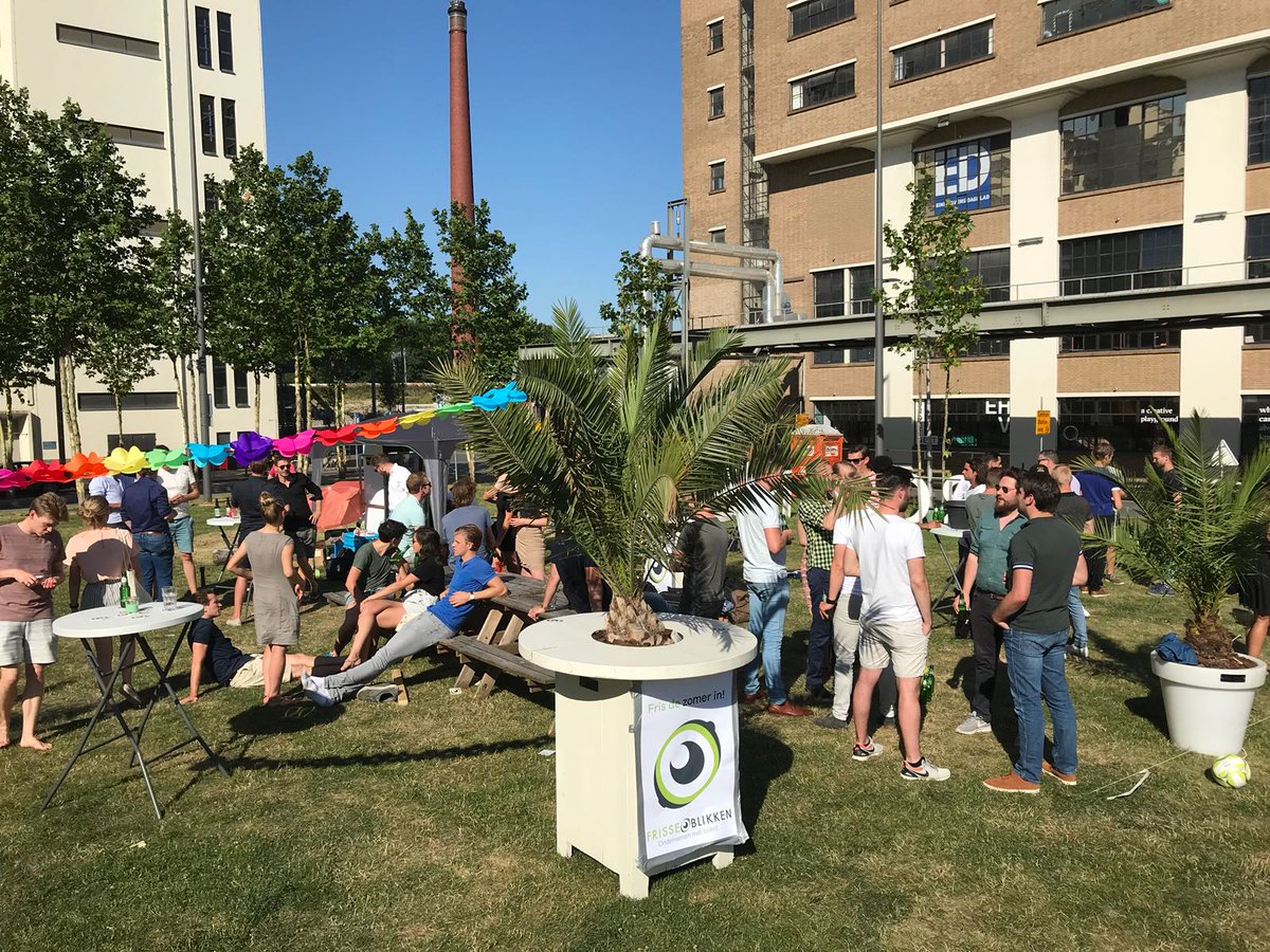 Wij gaan #fris de #zomer in! Vorige week organiseerde ons #team in Eindhoven een borrel om samen het begin van de zomer te vieren. Wil jij ook kennis maken met Frisse Blikken #Eindhoven? Kom dan snel eens langs bij ons kantoor op <a href="/StrijpS/">Strijp-S</a>! #wijzijnfrisseblikken #ondernemen