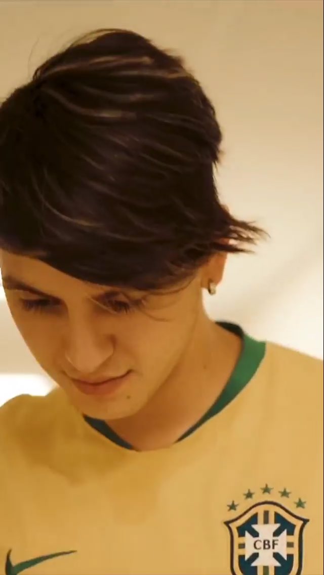 arioxlore's tweet photo. wey si regresan con esos look y con la playera de brasil mejor que no vuelvan, byee https://t.co/0sB9Nxt0T6