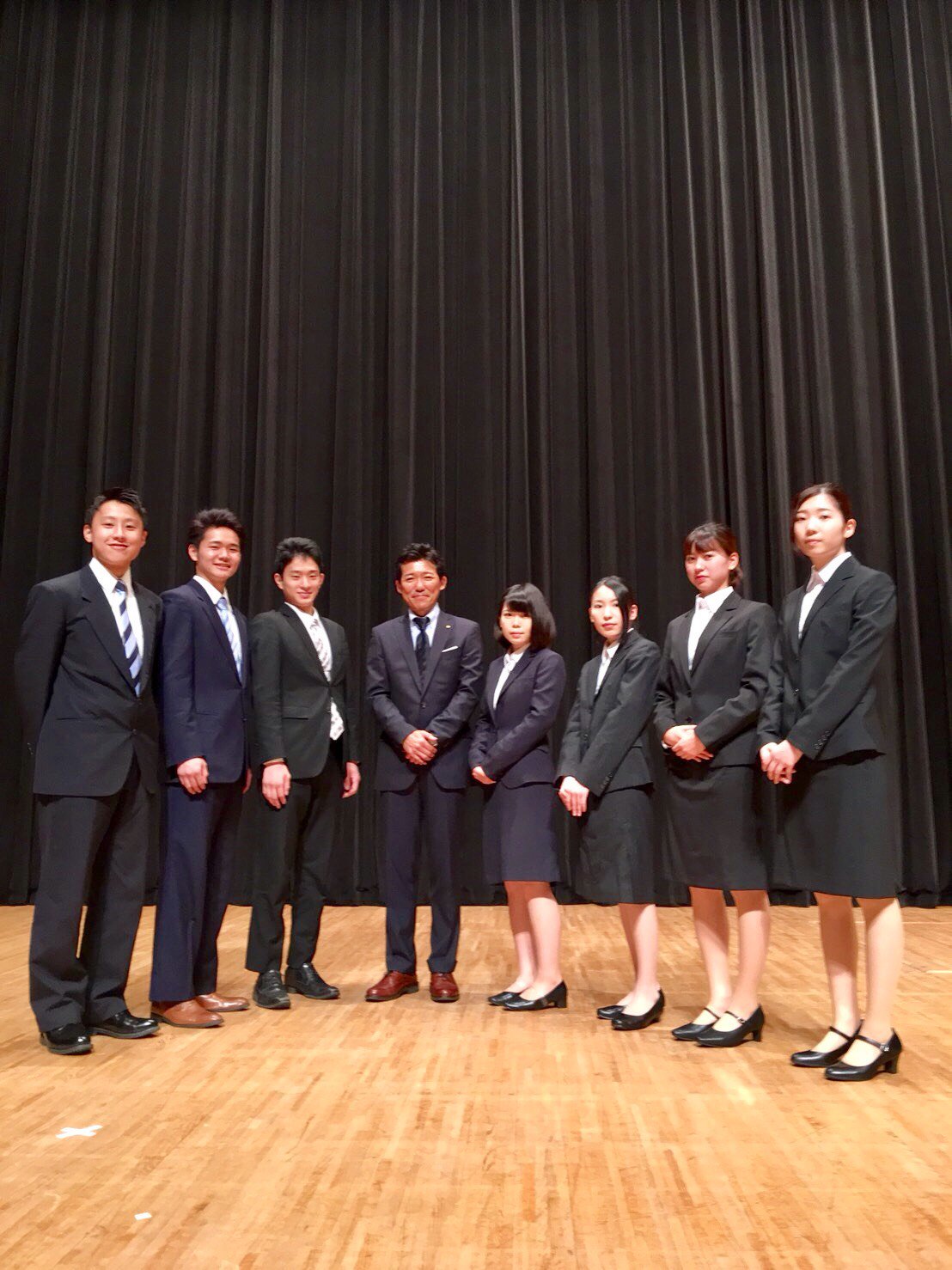 リクスー　集合 今日は【校長講話】🏛️ リクルートスーツを着て1年生大集合😎  代表者のみなさんお疲れ様でした🙏 幸せな就職🍀を目標にみんなで頑張ろう👊 #大原 #池袋 #1年生 ＃全員集合 #スーツ着て ＃気分は ＃社会人  https://t.co ...