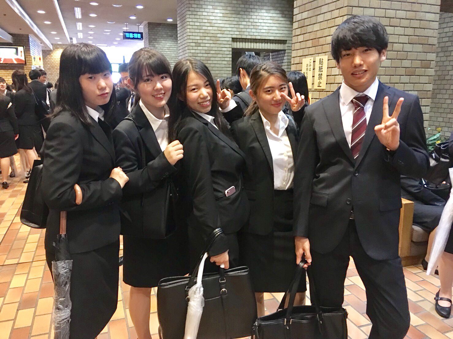 リクスー　集合 今日は【校長講話】🏛️ リクルートスーツを着て1年生大集合😎  代表者のみなさんお疲れ様でした🙏 幸せな就職🍀を目標にみんなで頑張ろう👊 #大原 #池袋 #1年生 ＃全員集合 #スーツ着て ＃気分は ＃社会人  https://t.co ...